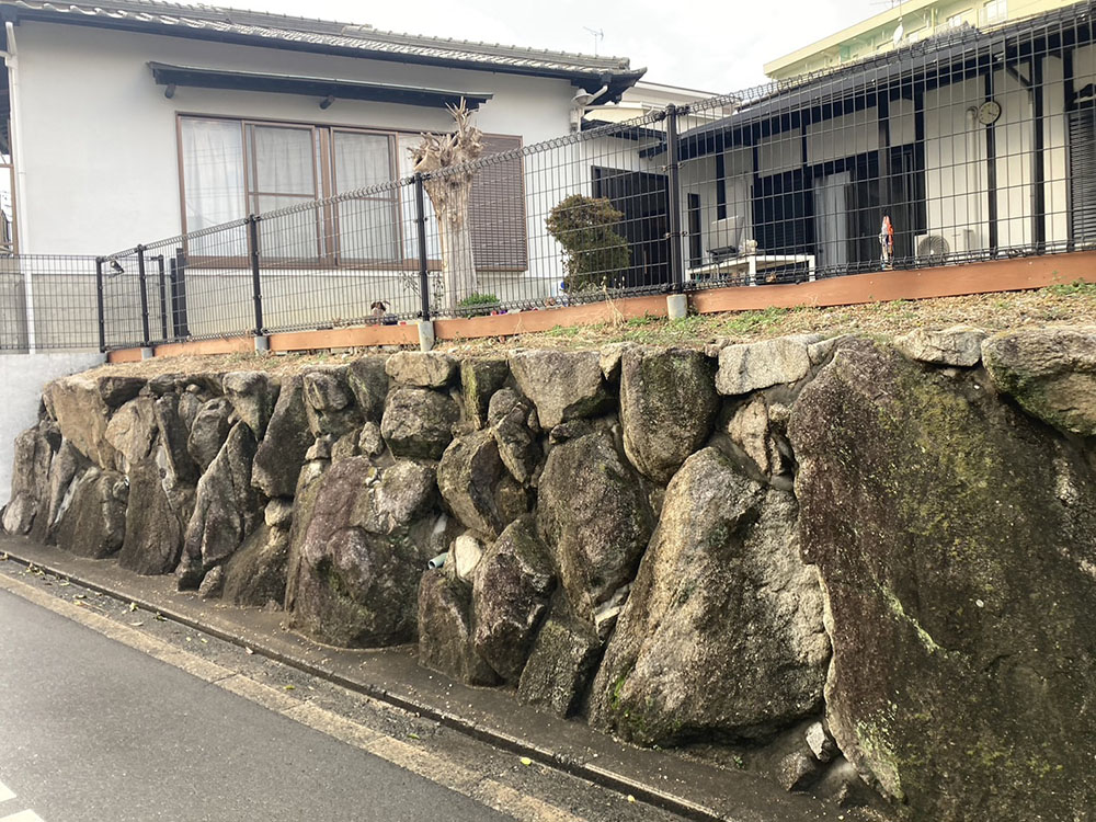 雨水によるフェンス支柱周りの土台の消耗を心配されていました。