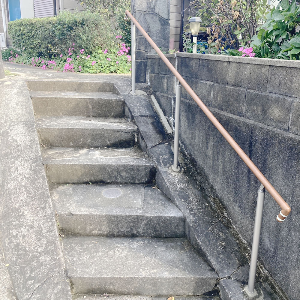 シンプルなデザインで外観にもなじんで安心して階段を使えます。
