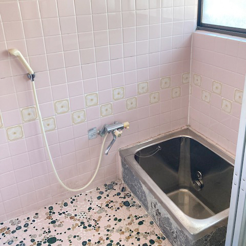 床や壁はタイル張り、浴槽はステンレス製のリノベーション前のお風呂。
