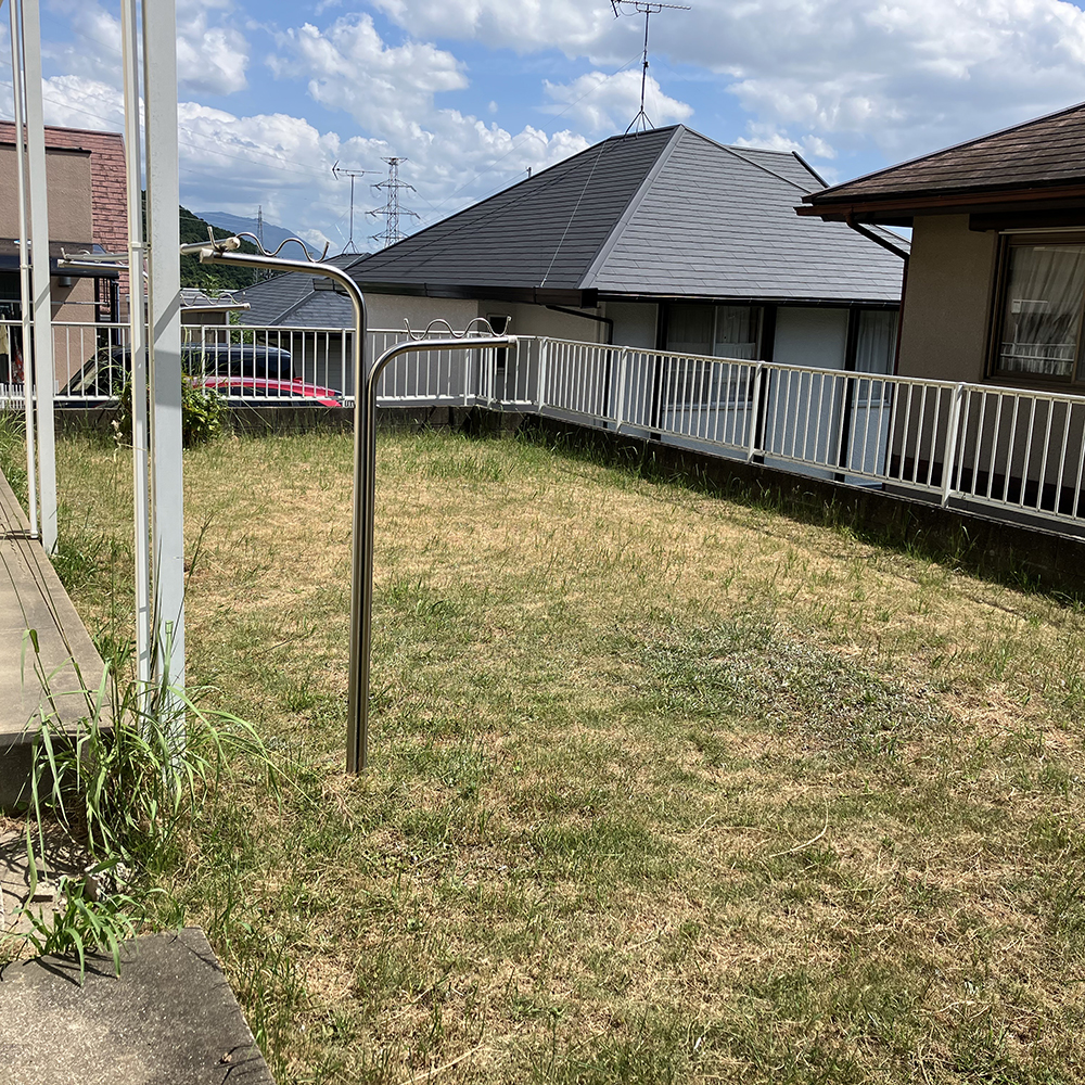 お庭の既存芝撤去後敷地をならして、平らにしてから防草シートをはり、人工芝と砂利を敷く工事でした。