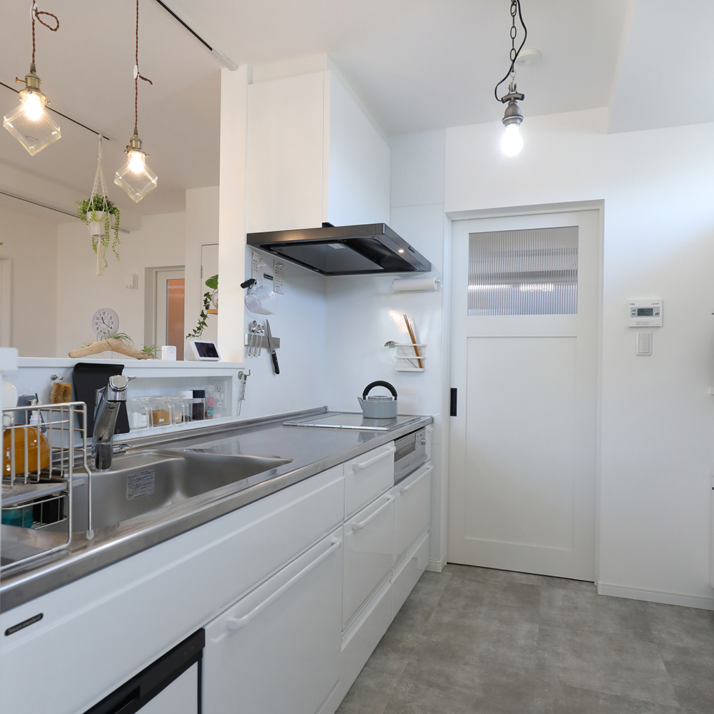 リビング同様、ホワイトで統一したキッチンはタカラスタンダードのエーデル。<br />
キッチン横の扉を開けると洗面所。<br />
家事動線の良い間取りが実現しました。<br />
