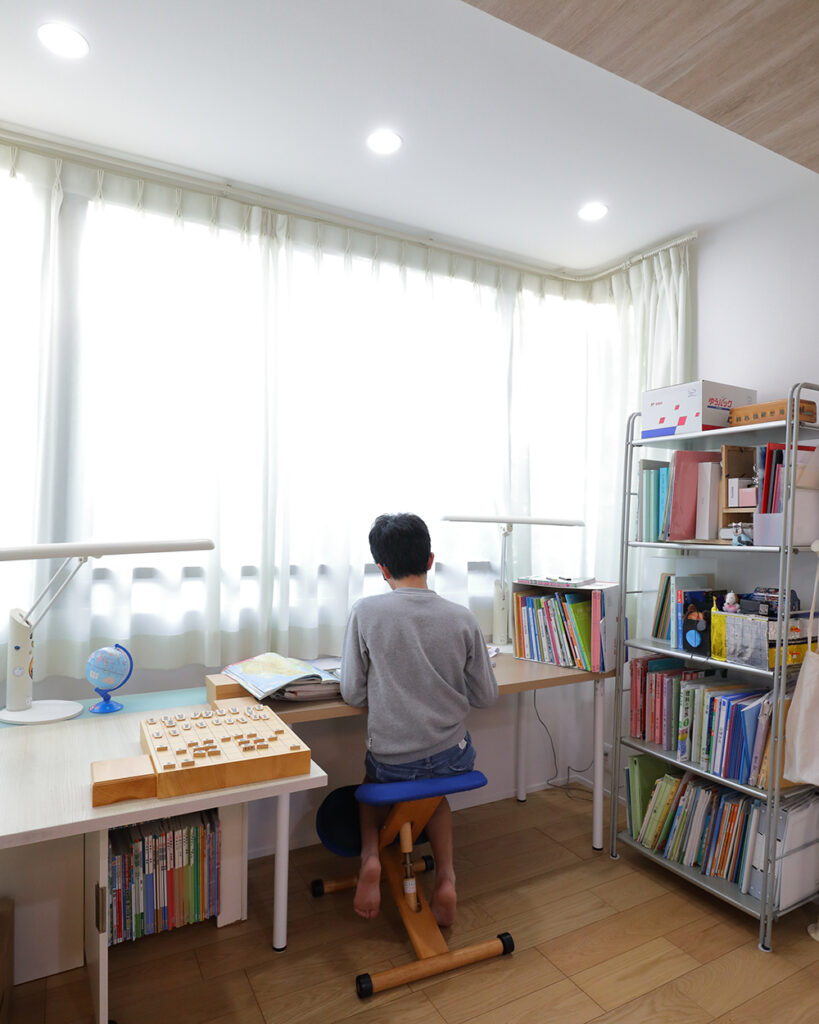 ＬＤＫの一角にはスタディーコーナー。
お子様たちはリビングで勉強し、子ども部屋は寝ることがメインとなっているそうです。