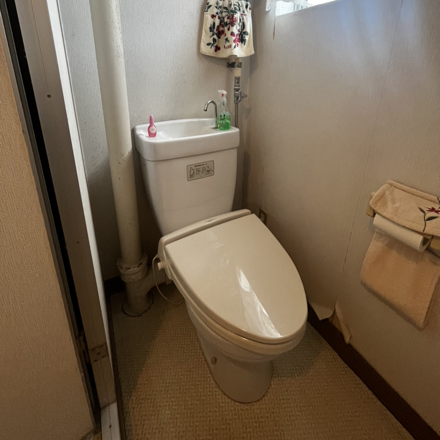 少し寂しい印象のトイレでした