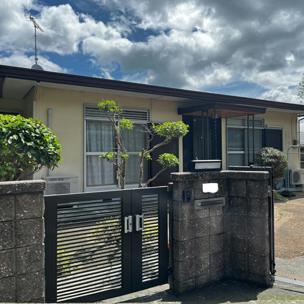 屋根からの雨漏れで外壁、屋根工事をご検討されていたところ、8月の台風の影響で和室に本格的に雨漏れし、工事をご依頼いただきました。